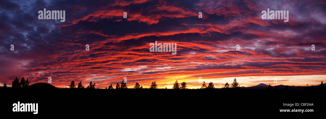 Bunt, Wolken, Sonnenuntergang, Cascade Mountains, High Desert, Central Oregon, Oregon, USA, USA, Amerika, Panorama Stockfoto