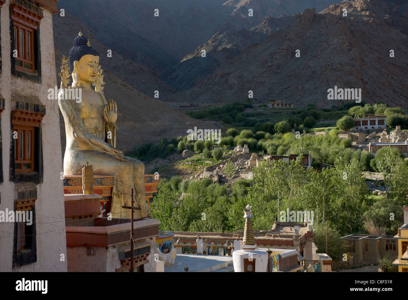 Riese sitzende Buddha-Statue, Likir Gompa (Ladakh) Jammu & Kaschmir, Indien Stockfoto