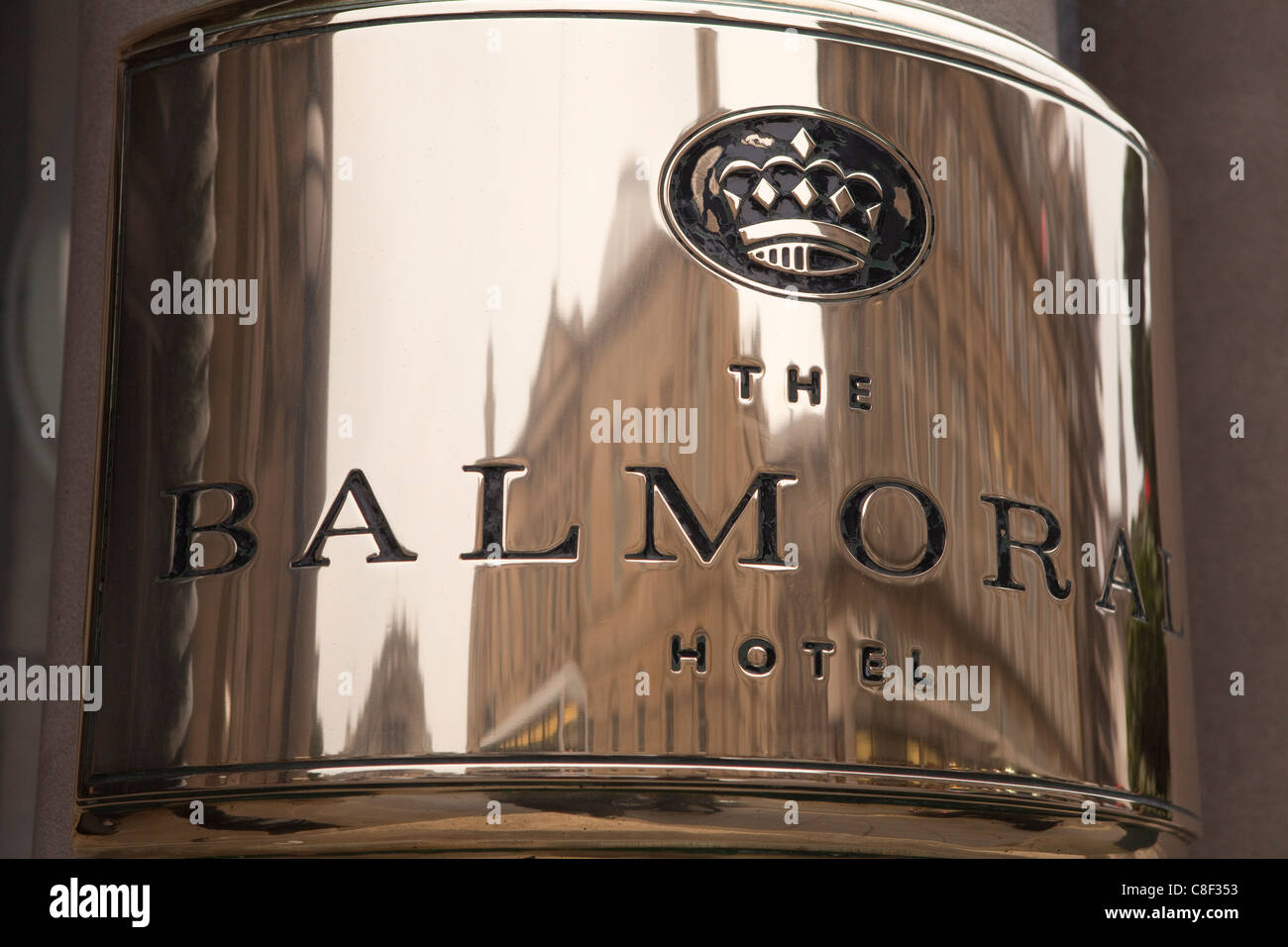 Gebäude spiegelt sich in der Balmoral Hotel Name Platte, Princes Street, Edinburgh, Schottland, Vereinigtes Königreich Stockfoto