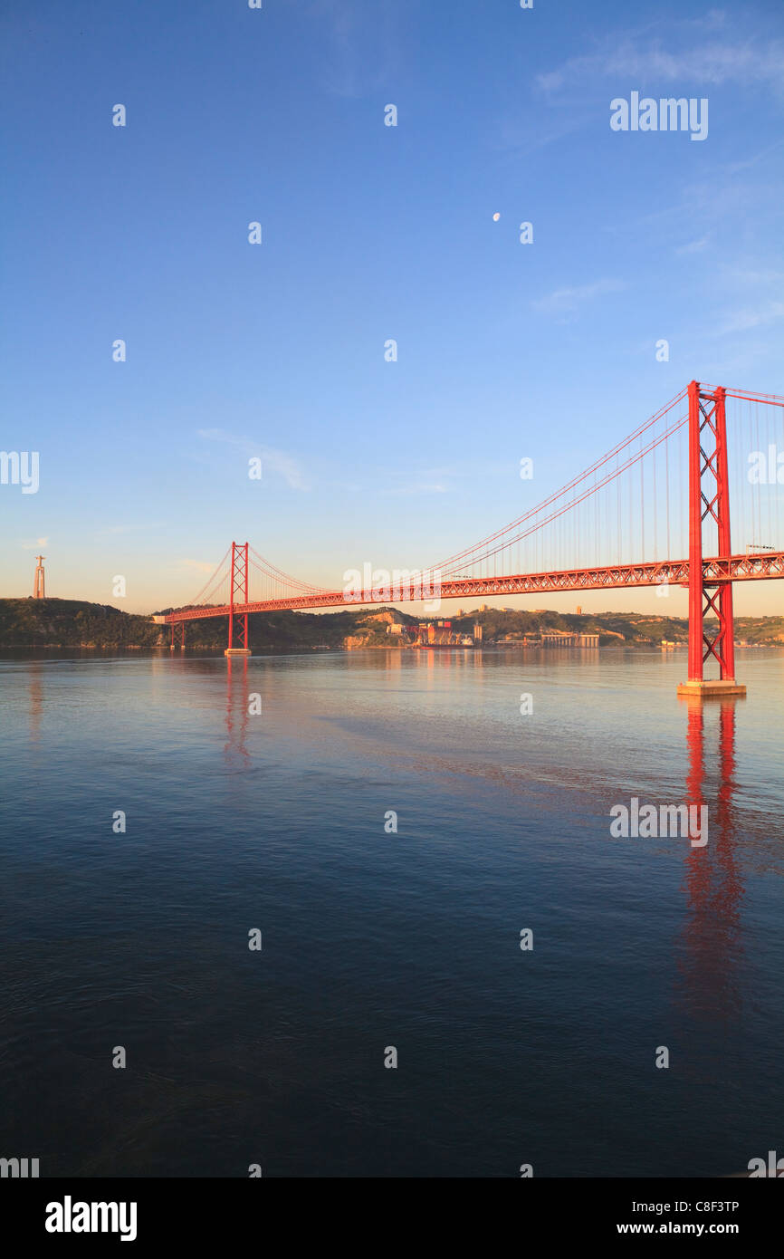 25. April-Brücke über den Tejo, Lissabon, Portugal Stockfoto