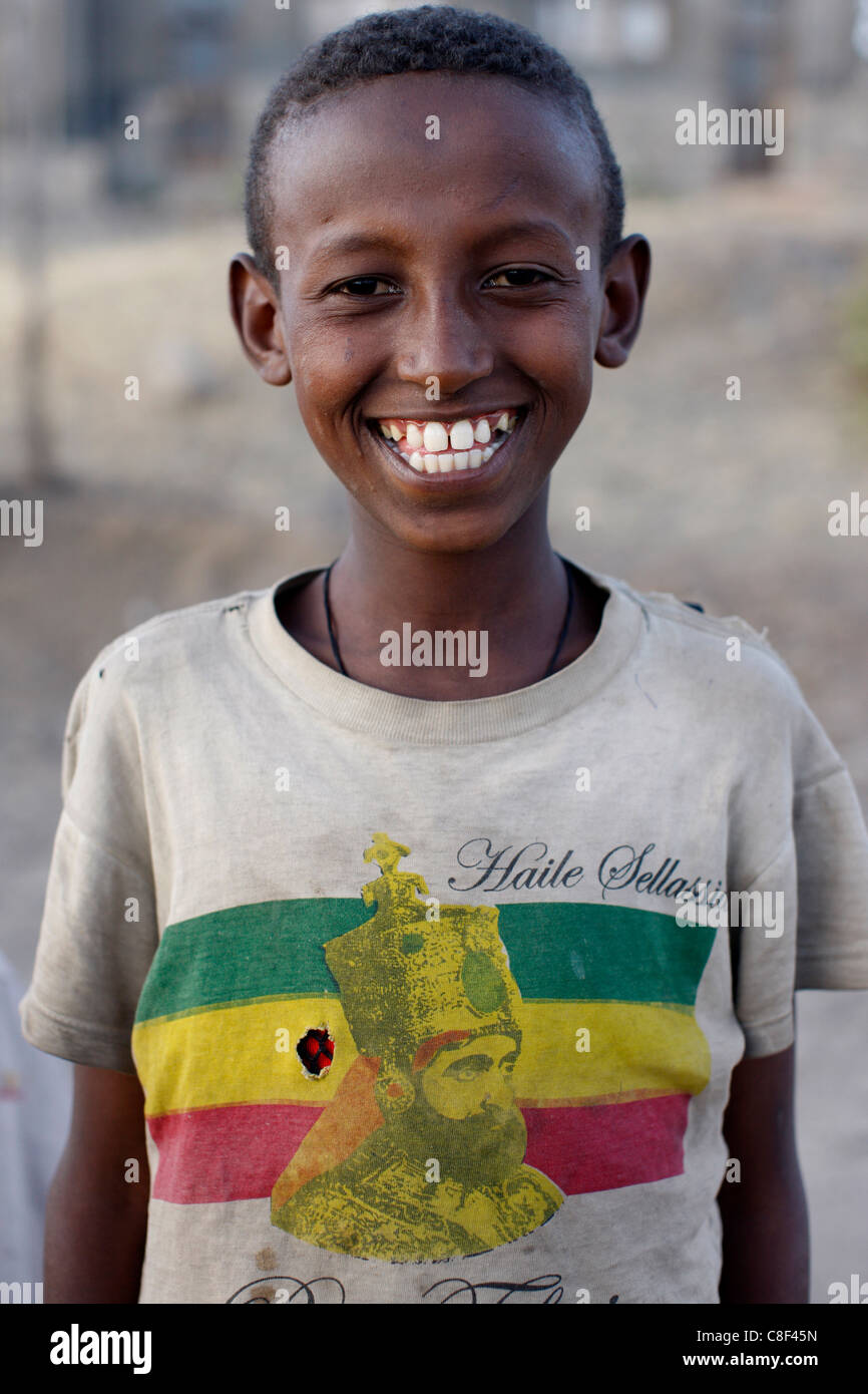 Lalibela junge trägt ein T-shirt, Lalibela, Haile Selassie Wollo, Äthiopien Stockfoto