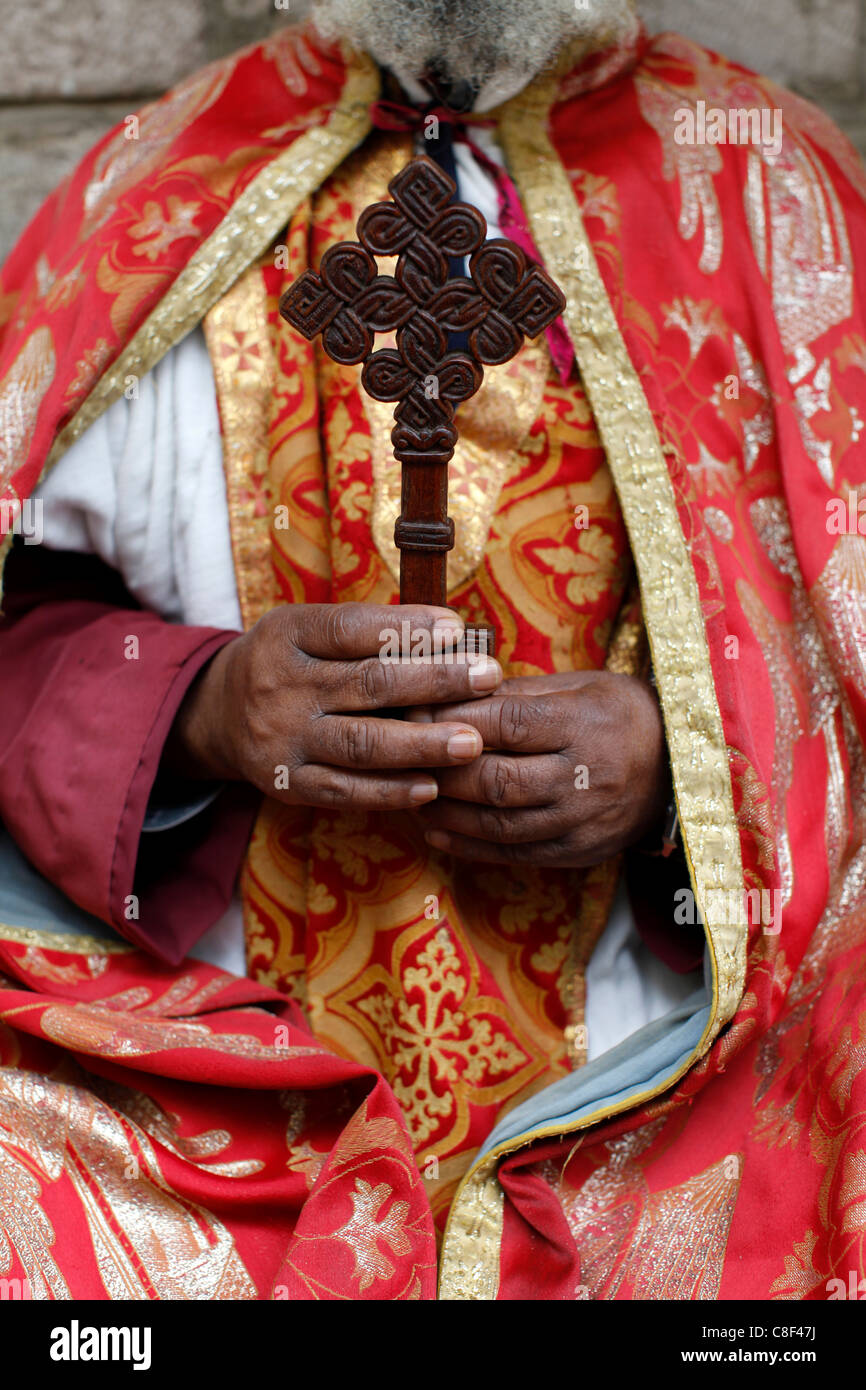 Koptisch-orthodoxen Priester das Halten eines Kreuzes, Addis Ababa, Äthiopien Stockfoto