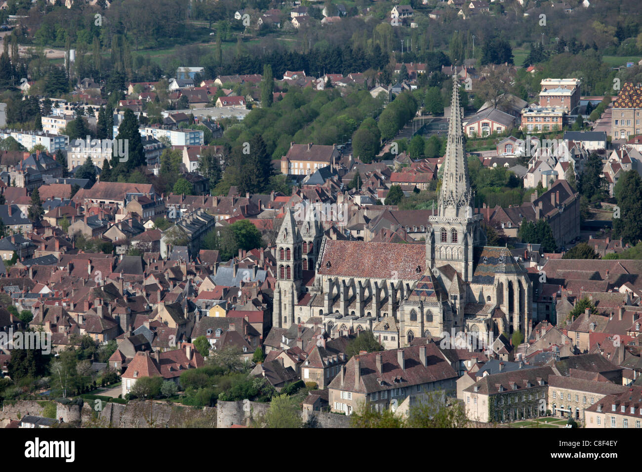 Blick auf die Stadt von Autun mit der Kathedrale Saint-Lazare, Autun, Saone et Loire, Burgund, Frankreich Stockfoto