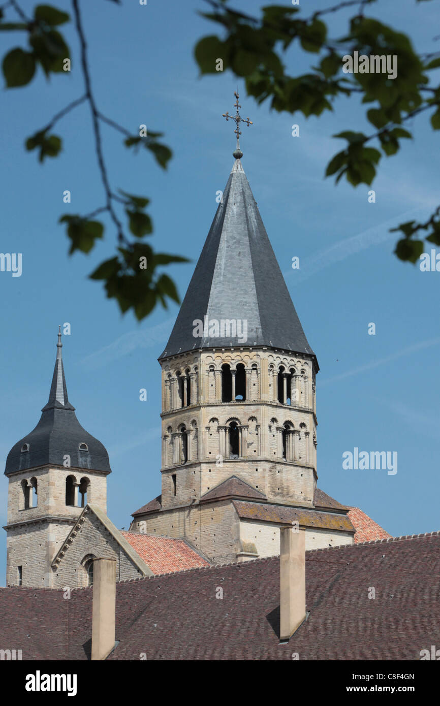 Blick auf Clocher de l ' Eau Benite und kleineren Clock Tower, Abtei von Cluny, Saône et Loire, Burgund, Frankreich Stockfoto