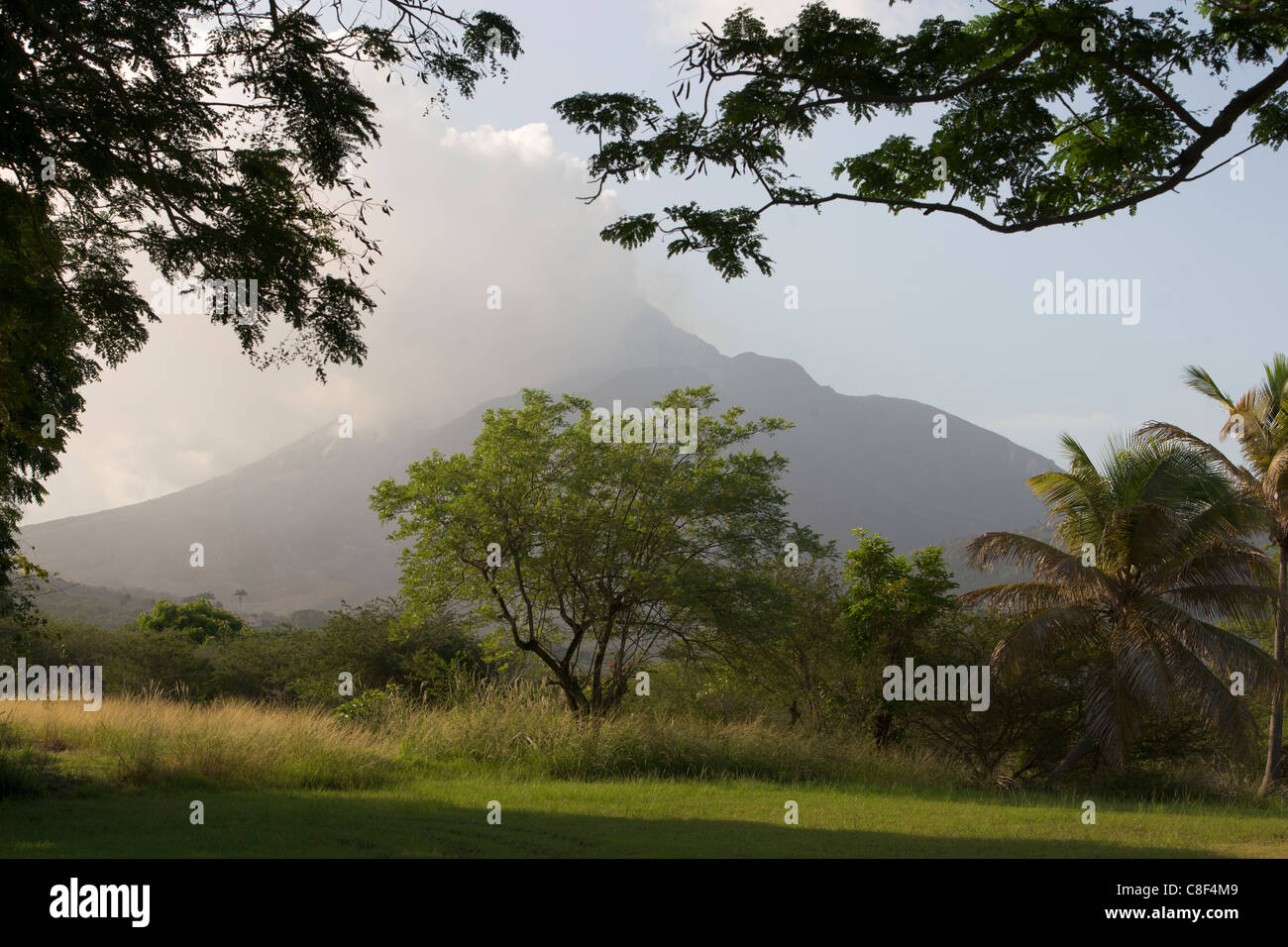 Soufrière Hills Vulkan gesehen aus den Gärten der Olveston House b &amp; b, im Besitz von George Martin, Montserrat Stockfoto