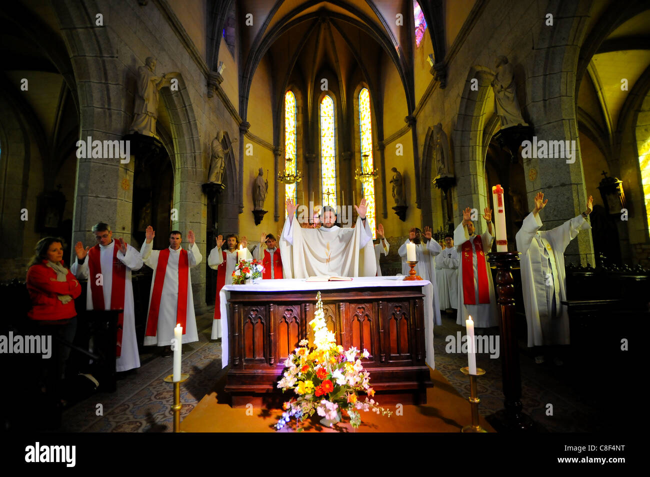 Christi Himmelfahrt-Messe in der Abtei von Mont Saint Michel, Normandie, Frankreich Stockfoto