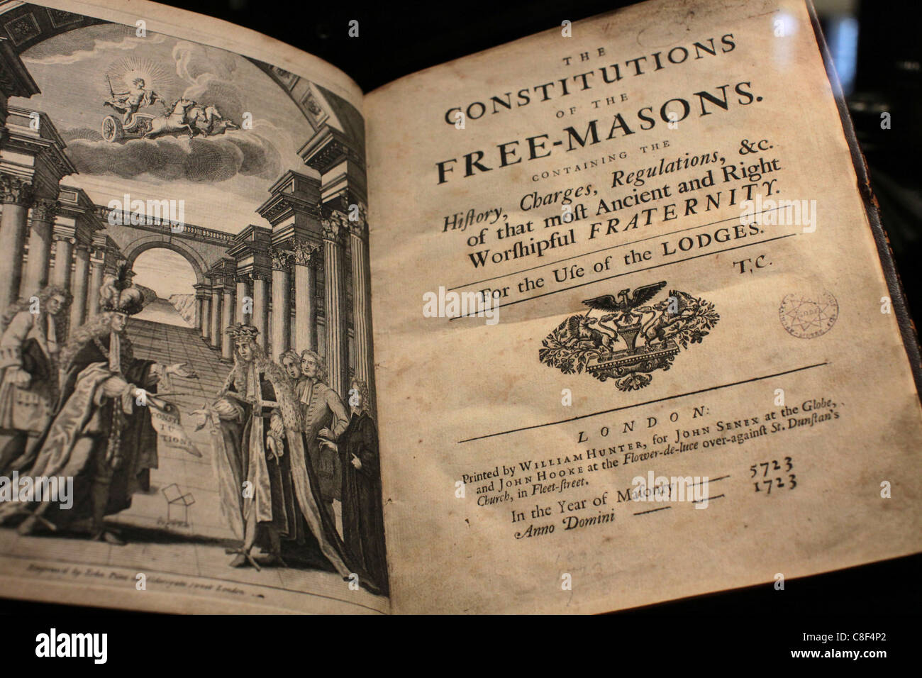 Titelseite der Verfassung der Freimaurer, Freimaurer Museum, Paris, Frankreich Stockfoto