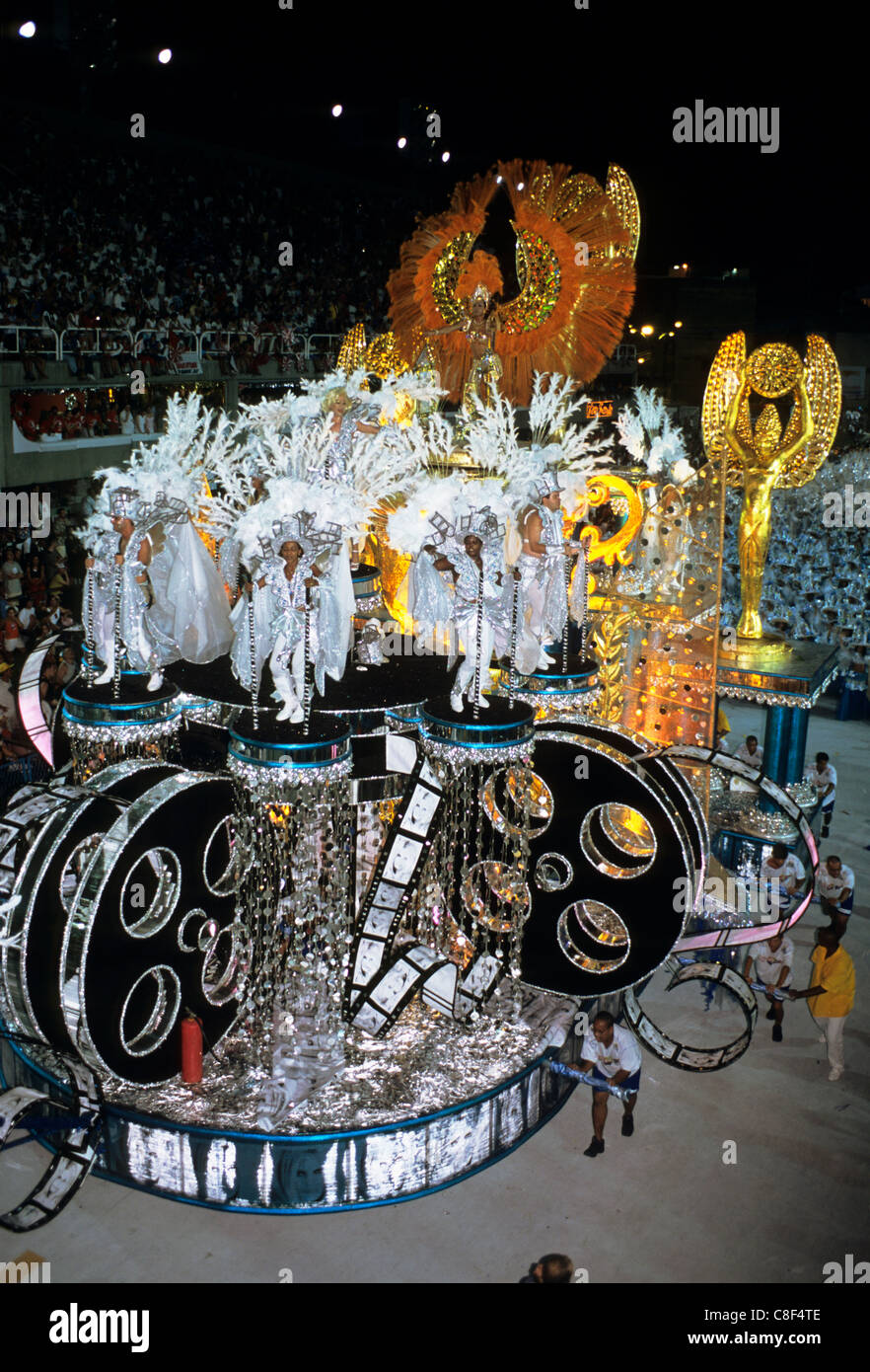 Rio De Janeiro, Brasilien. Karneval; Prozession Schwimmer in Silber Gold und schwarz mit Hollywood-Film-Thema. Stockfoto