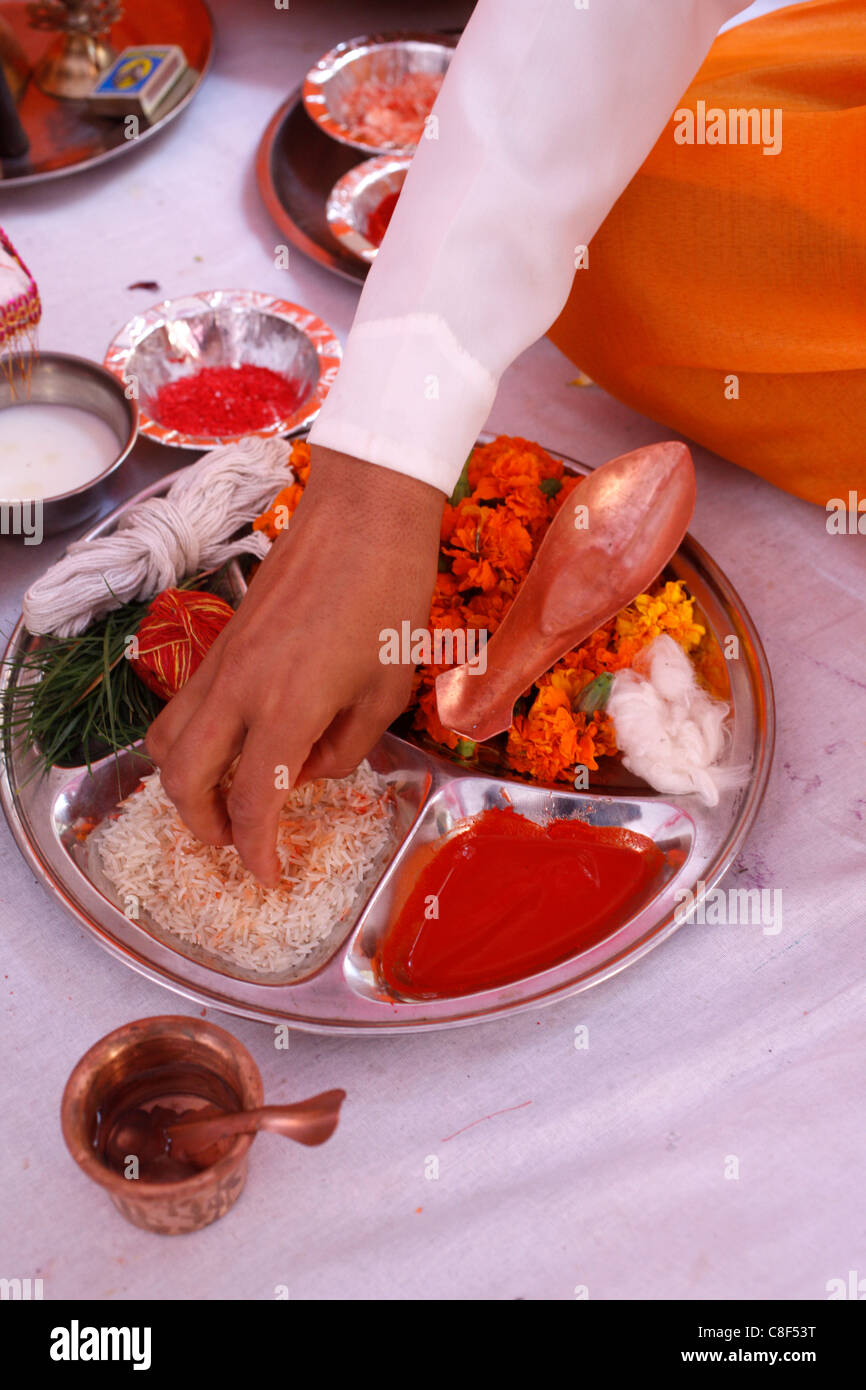 Angebote für Puja in einem hinduistischen Tempel, Haridwar, Indien Stockfoto
