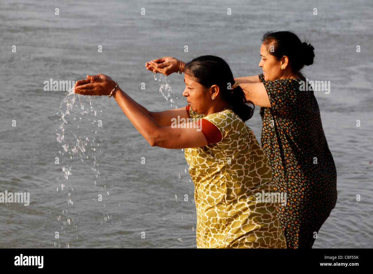 Pilger Baden im Ganges, Rishikesh, Uttarakhand, Indien Stockfoto