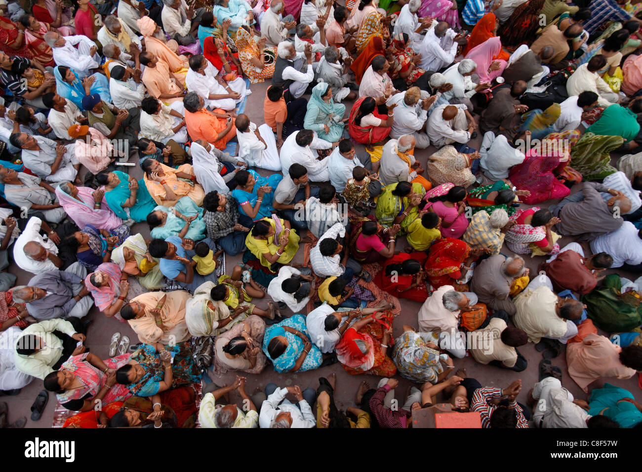 Menschenmenge wartete für die Aarti-Zeremonie auf Har Ki Pauri Ghat in Haridwar, Uttarakhand, Indien Stockfoto