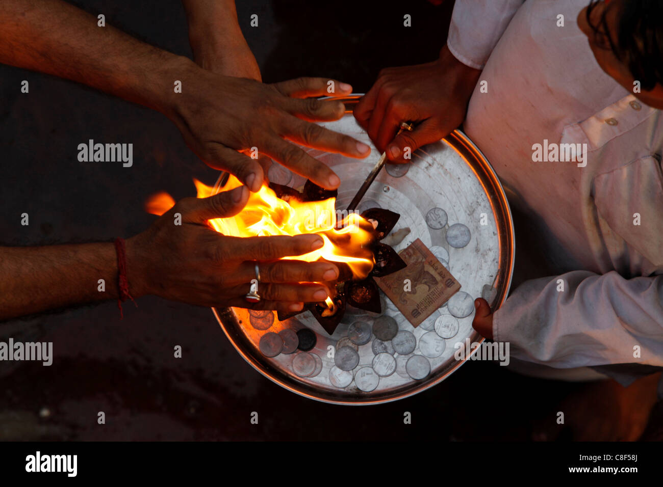 Priester und Anhänger durchführen Aarti, Haridwar, Uttarakhand, Indien Stockfoto