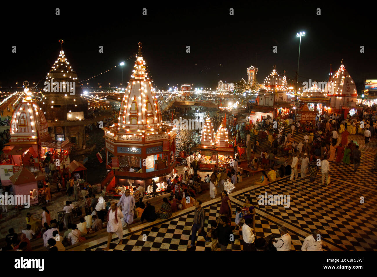 Har-Ki-Pauri beleuchtet in der Nacht während die Kumbh Mela, Haridwar, Uttarakhand, Indien Stockfoto