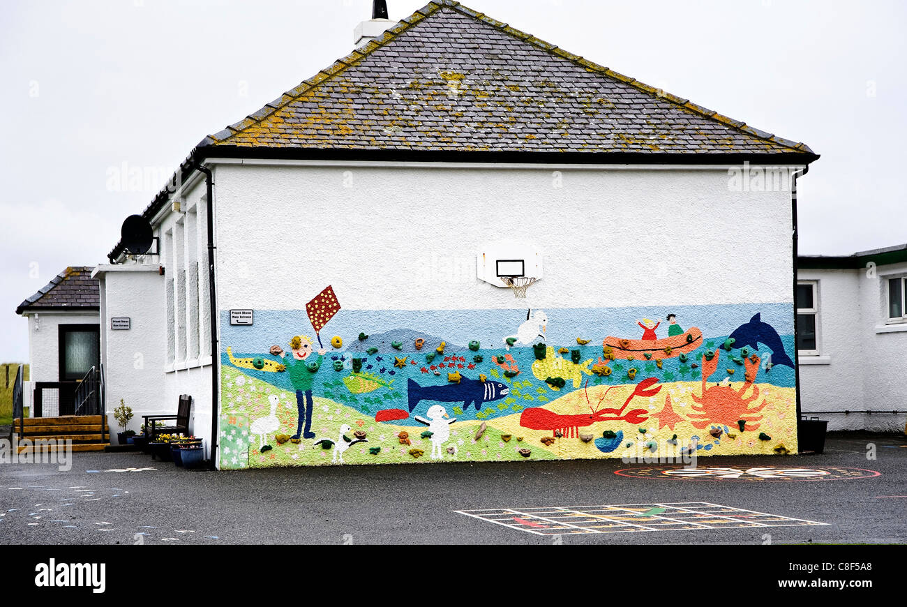 Eine Ansicht der Wandgemälde am Ende des Seilebost Schule auf der Insel Harris Stockfoto
