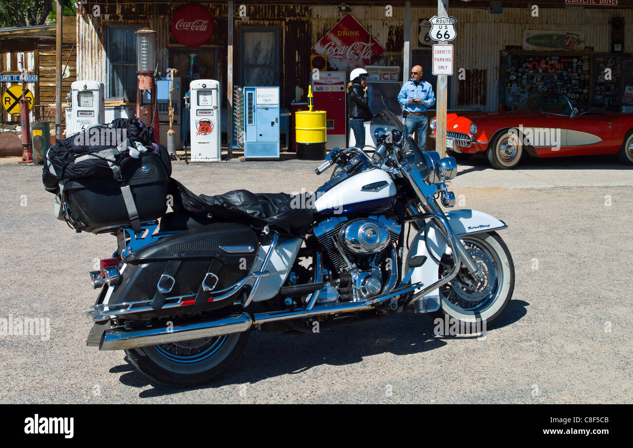 Vereinigte Staaten von Amerika Arizona, Hackberry, ein Motorrad vor dem General Store auf der Route 66 Stockfoto