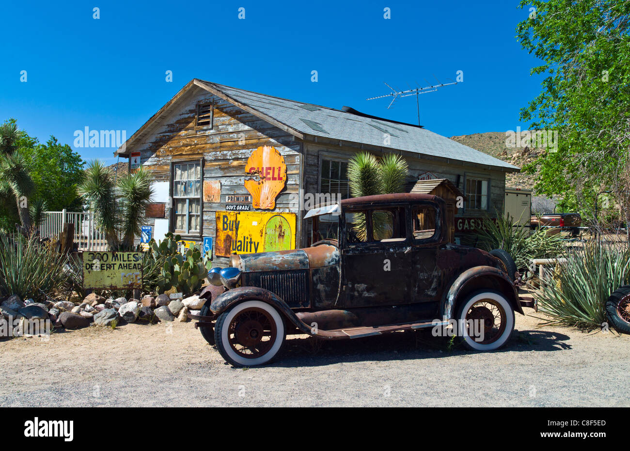 Vereinigte Staaten von Amerika Arizona, Hackberry, alte Autos im Laden auf der Route 66 Stockfoto