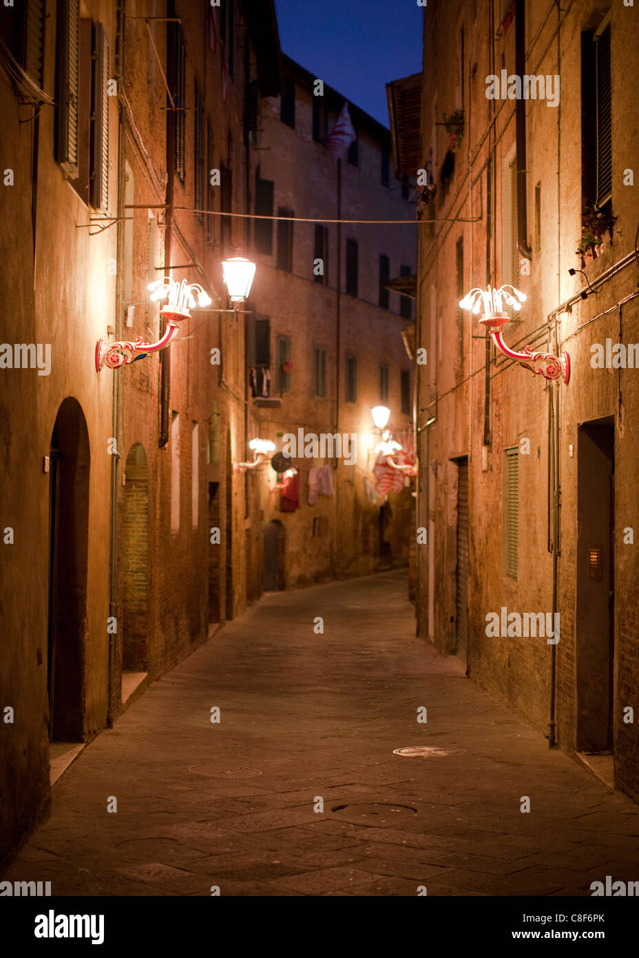 Gassen von Siena am Abend. Toskana, Italien. Stockfoto