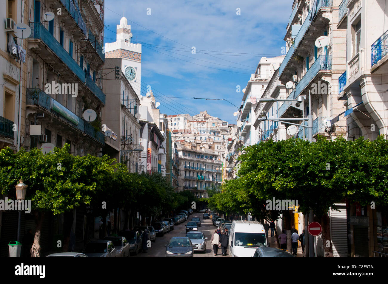 Straße mit Blick auf die Kasbah von Algier, Algerien, Nordafrika Stockfoto