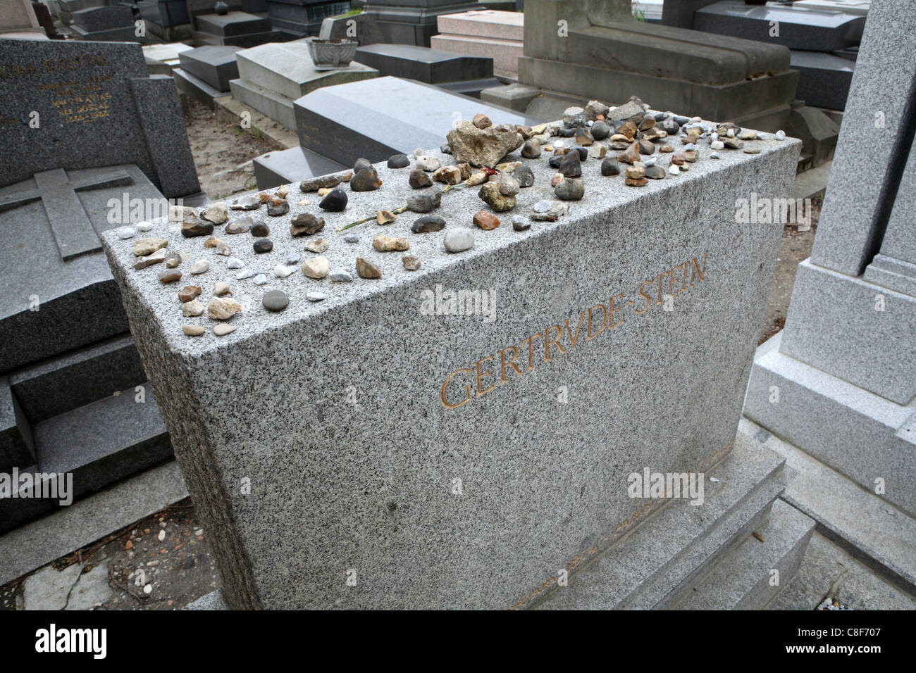 Grabstein von Gertrude Stein, mit Steinen gelegt auf Spitze, Friedhof Pere Lachaise, Paris, Frankreich Stockfoto