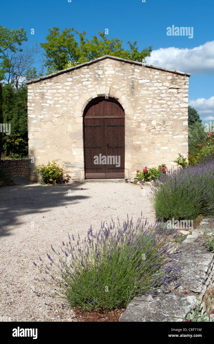 Frankreich, Gard, Languedoc-Roussillion, Tavel, typisch, Gebäude, Konstruktion, Detail, Bäume, Blumen, Pflanzen, bauen Stockfoto