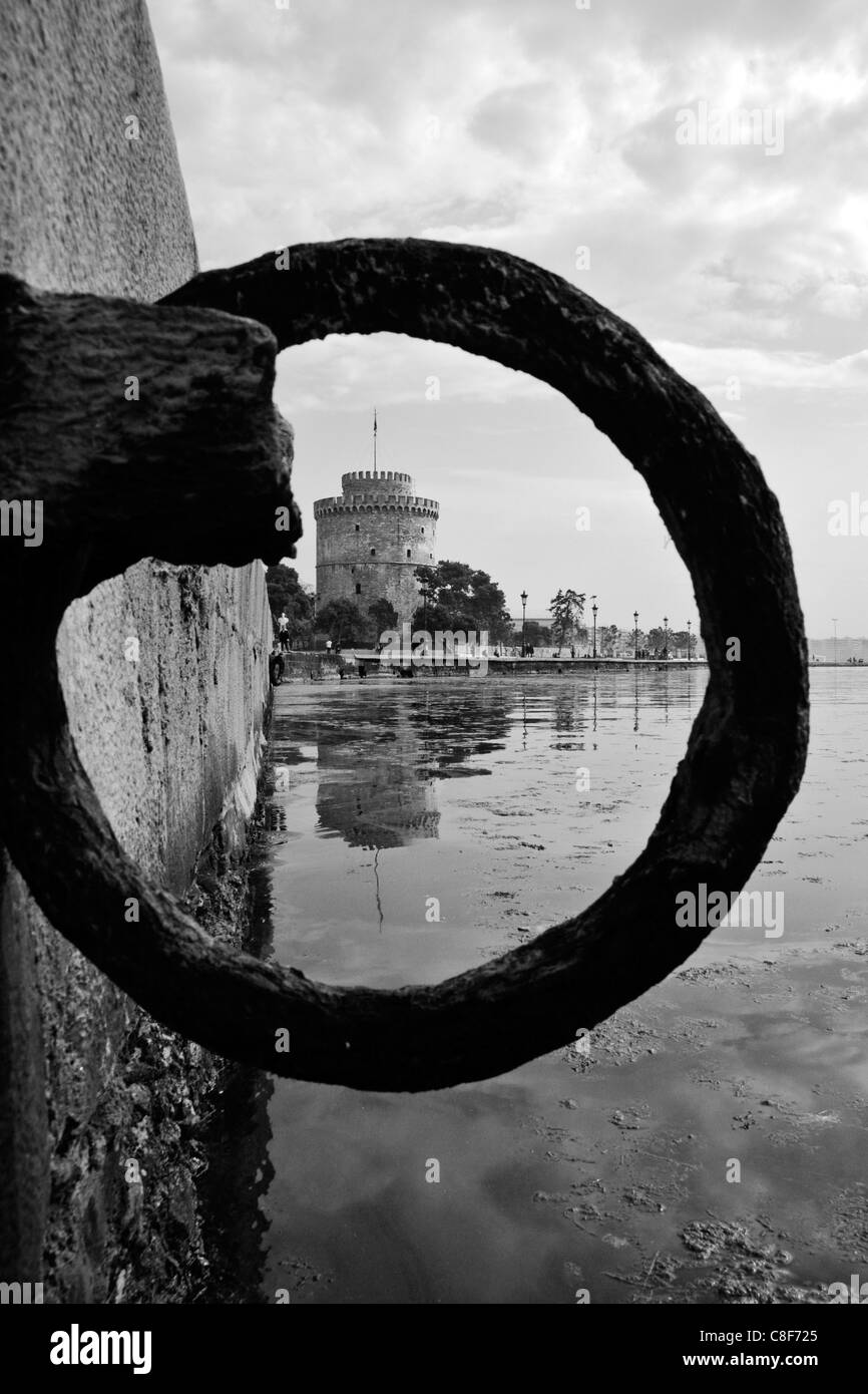 Der weiße Turm durch einen Ring aus dem Hafen von Thessaloniki, Makedonien, Griechenland, Europa. Stockfoto