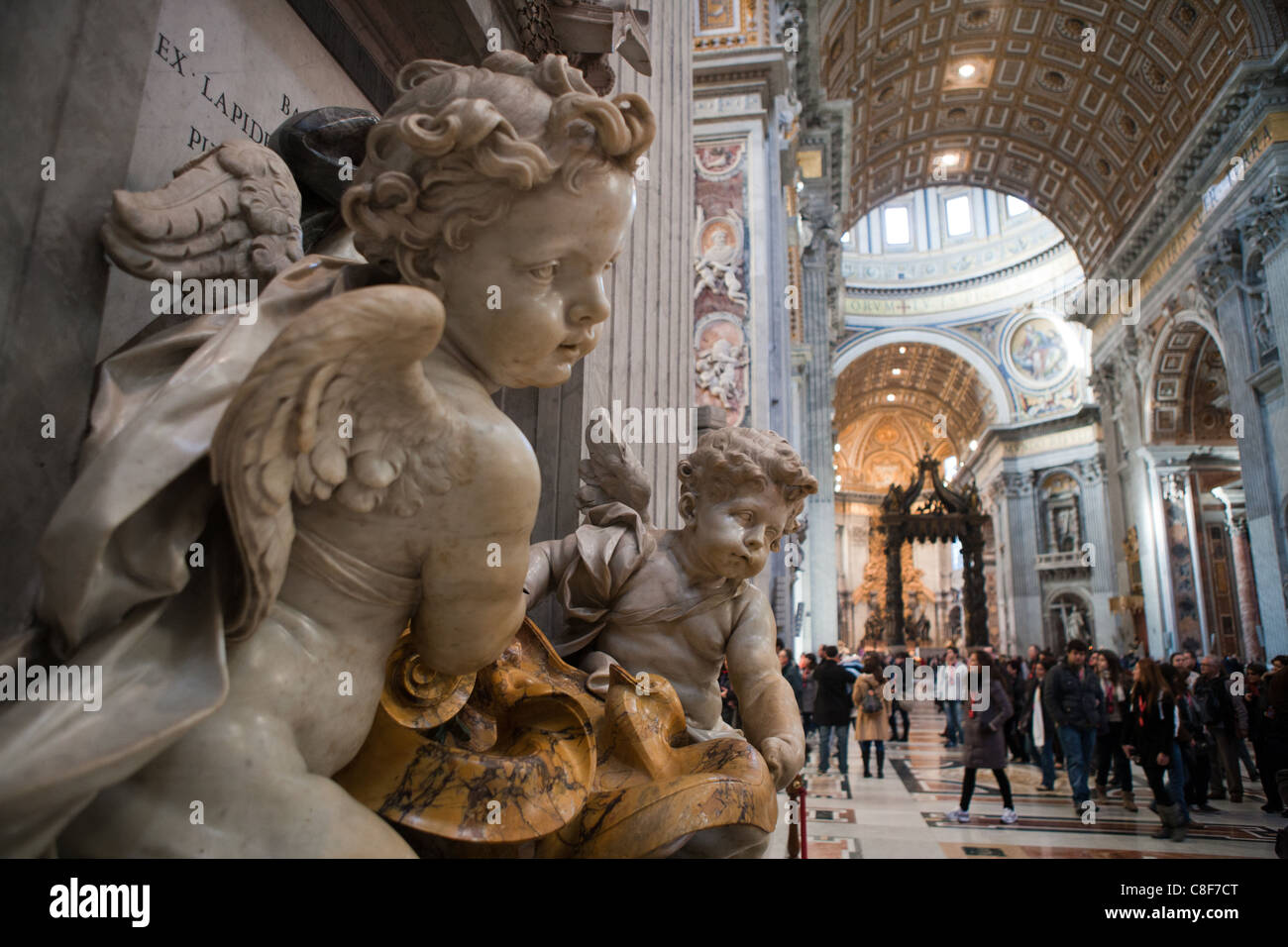 Innenraum Detail Engel Skulptur Marmor in Str. Peters Basilica Innenraum Vatikan Rom Stockfoto
