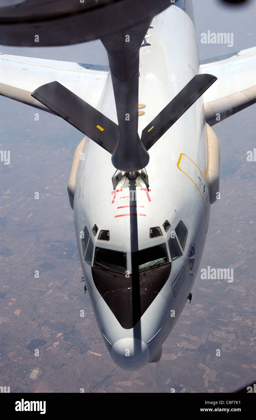 Eine Boeing KC-135 Stratotanker tankt eine e-3 Sentry Airborne Warning and Control System hier während bewältigen Tiger ' 04. Stockfoto