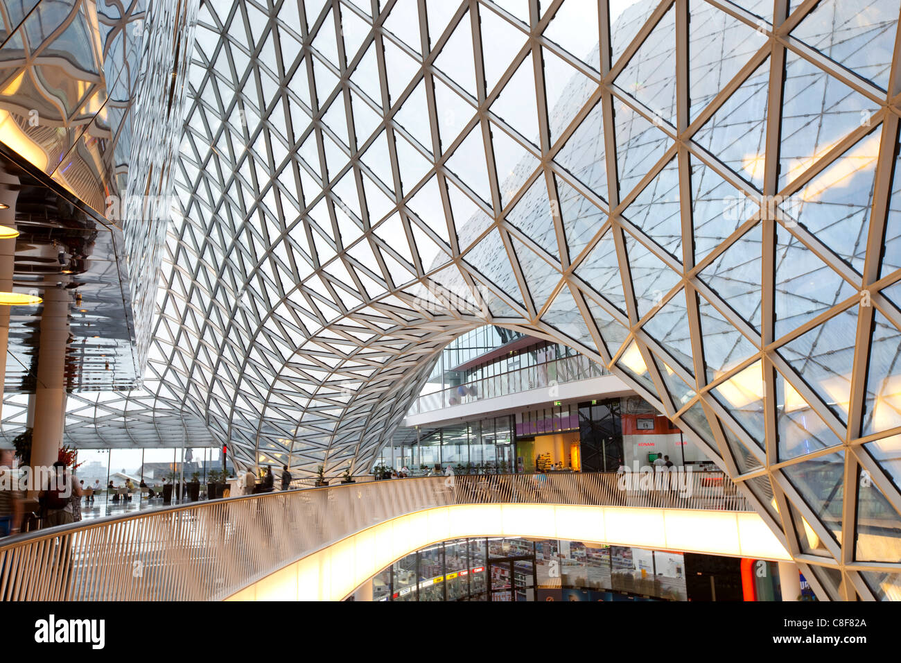 Innenraum des Zeil Shopping Center in Frankfurt Am Main, Hessen, Deutschland Stockfoto