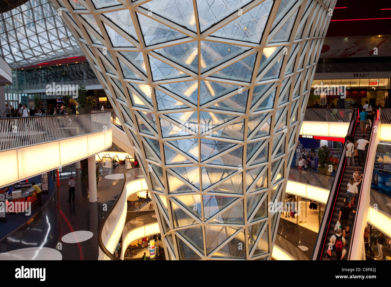 Innenraum des Zeil Shopping Center in Frankfurt Am Main, Hessen, Deutschland Stockfoto