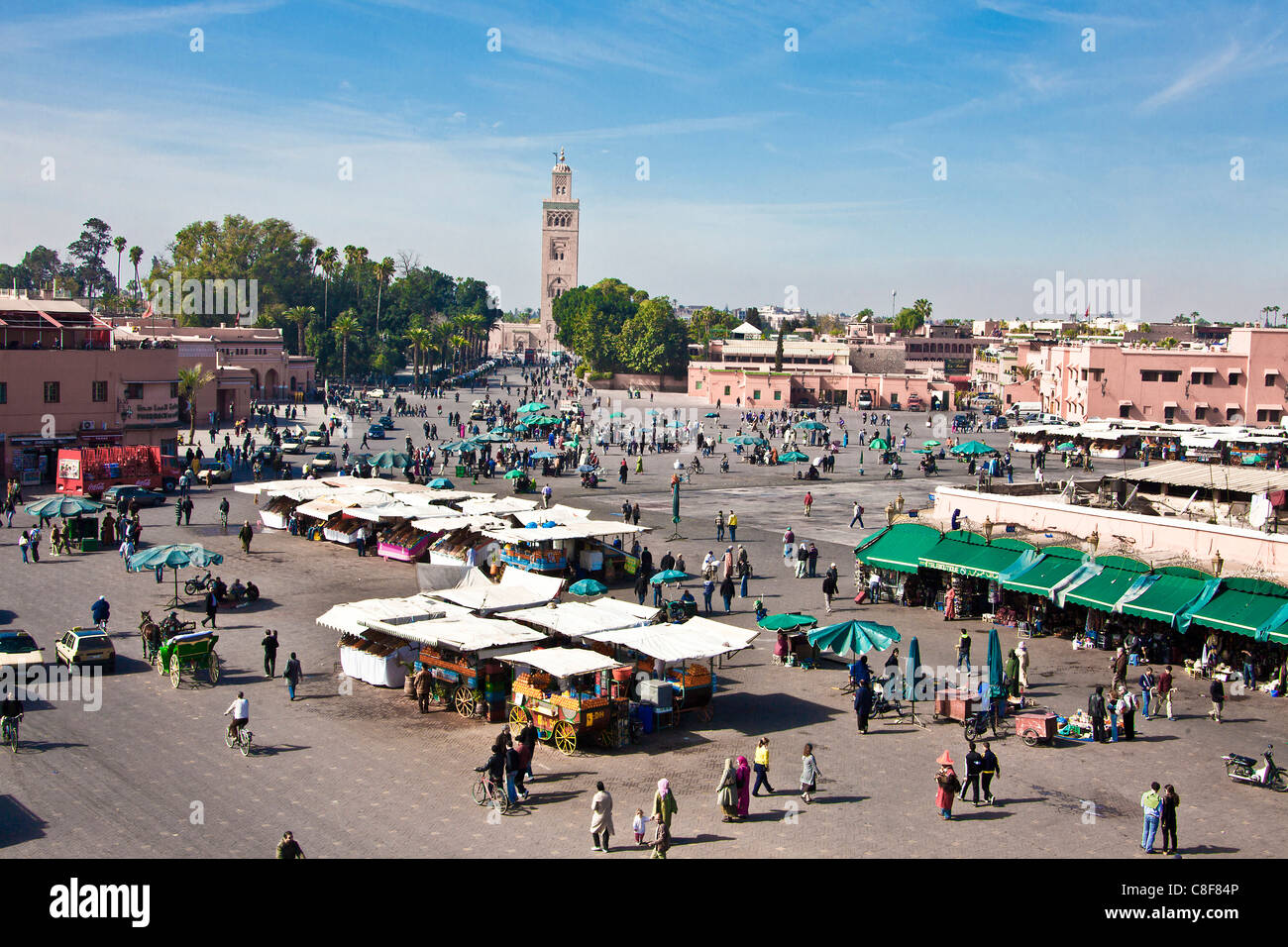 Nordafrika, Afrika, Marokko, Marrakesch, Djemaa el Fna Platz, Koutoubia, Turm, Turm, Markt Stockfoto