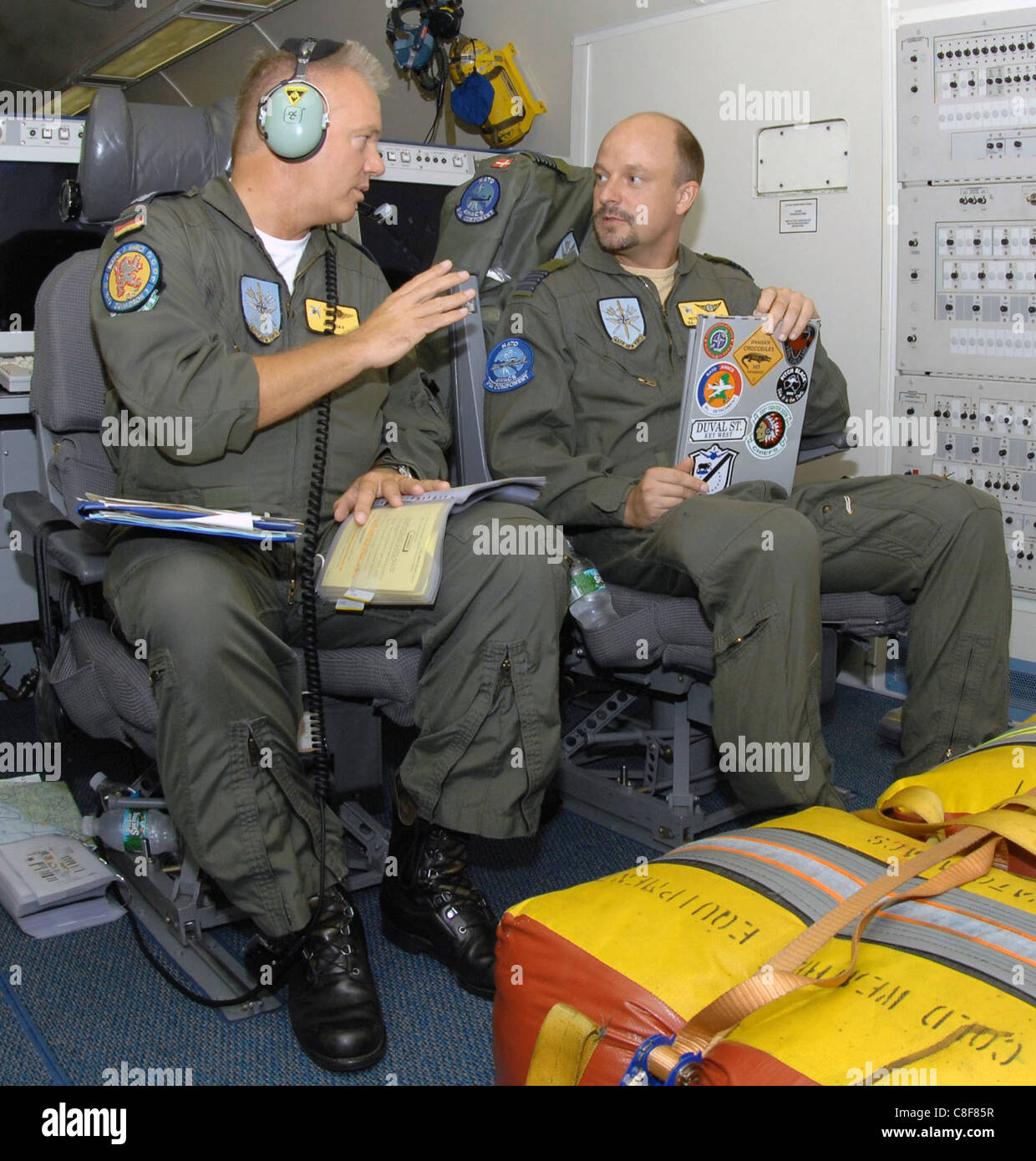 Deutschen Oberstleutnant Raimond Schulz und dänischen Generalmajor Peter Boersting diskutieren Preflight-Verfahren auf eine NATO E-3A Wache, Stockfoto