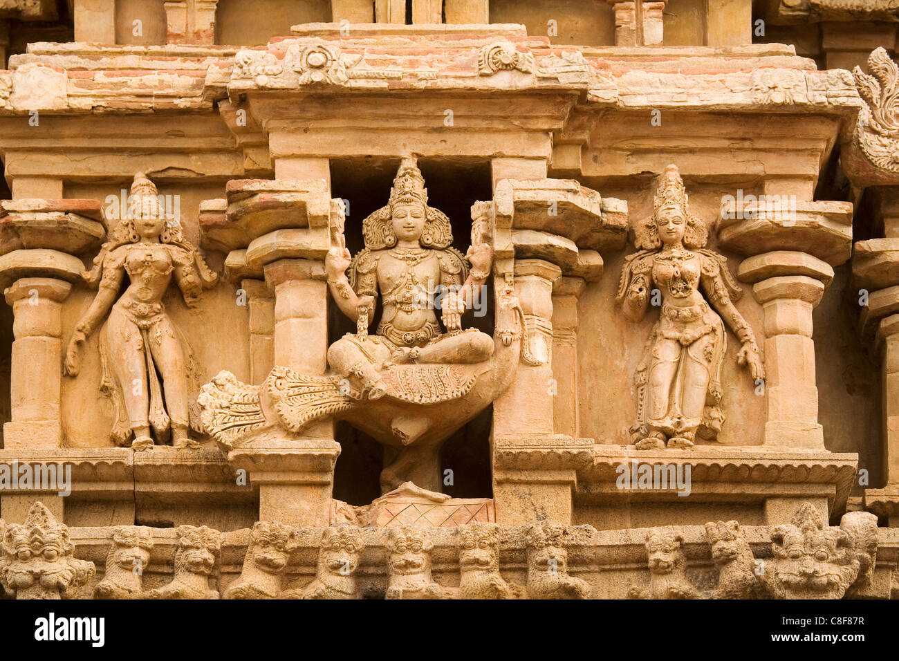 Die Figur des Karthieya sitzt auf Entmachtung den Pfau, Brihadeeswarar Tempel (Big, Thanjavur (Tanjore, Tamil Nadu, Indien Stockfoto