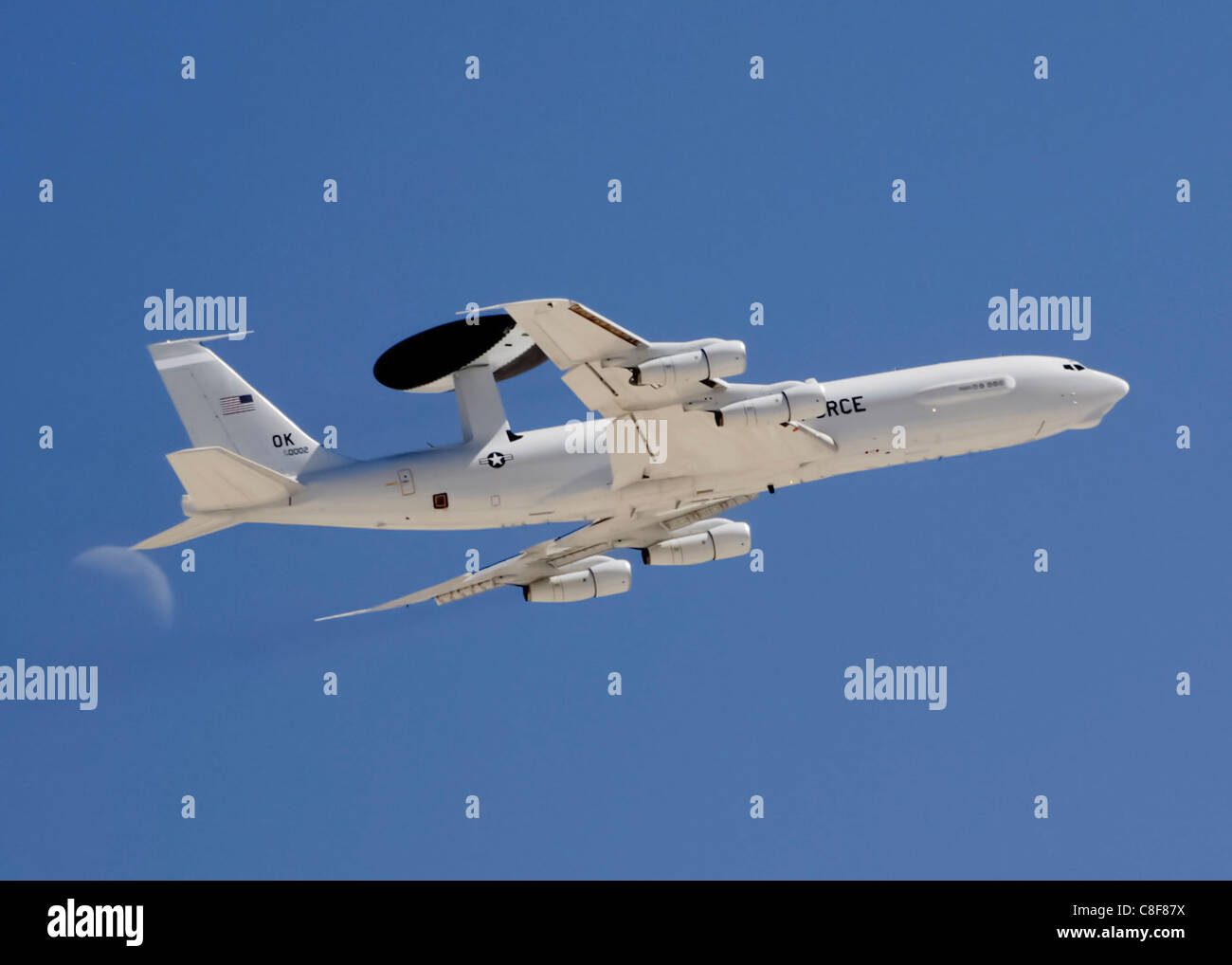 Das E-3 Sentry AWACS (Airborne Warning and Control System) startet am 25. August von der Nellis Air Force Base. Dieses Flugzeug dient der Überwachung und Kontrolle während militärischer Operationen und liefert wichtige Informationen für Boden- und Lufteinheiten. Stockfoto