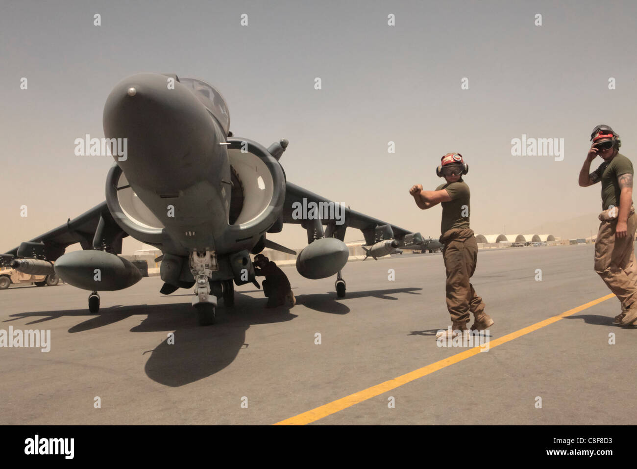 Marine-Angriff Geschwader 513 Ordnance Techniker, entwaffnen eines das Geschwader AV-8 b Harriers Stockfoto