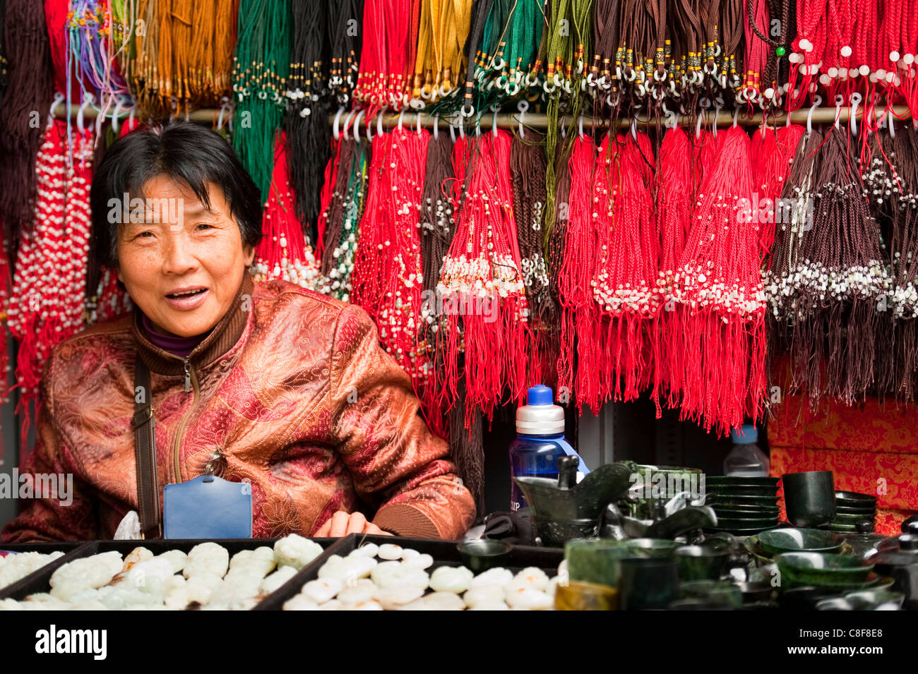 Verkäuferin bei Korallen und Stein-shop, Panjiayuan Flohmarkt, Chaoyang District, Beijing, China Stockfoto