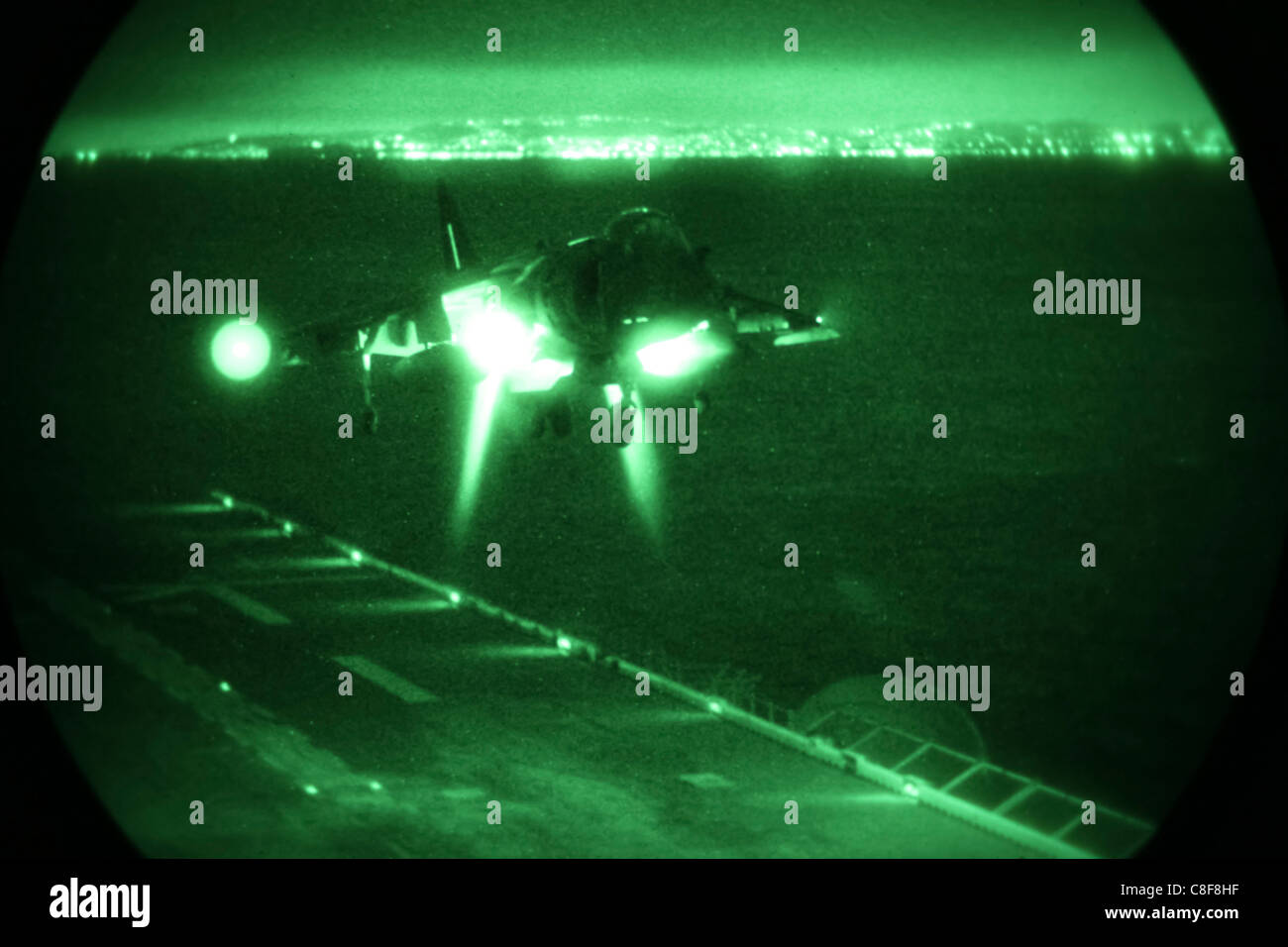 Ein AV-8 b Harrier mit der 11. Marine Expeditionary Unit Aviation combat Element landet auf USS Makin Island Stockfoto