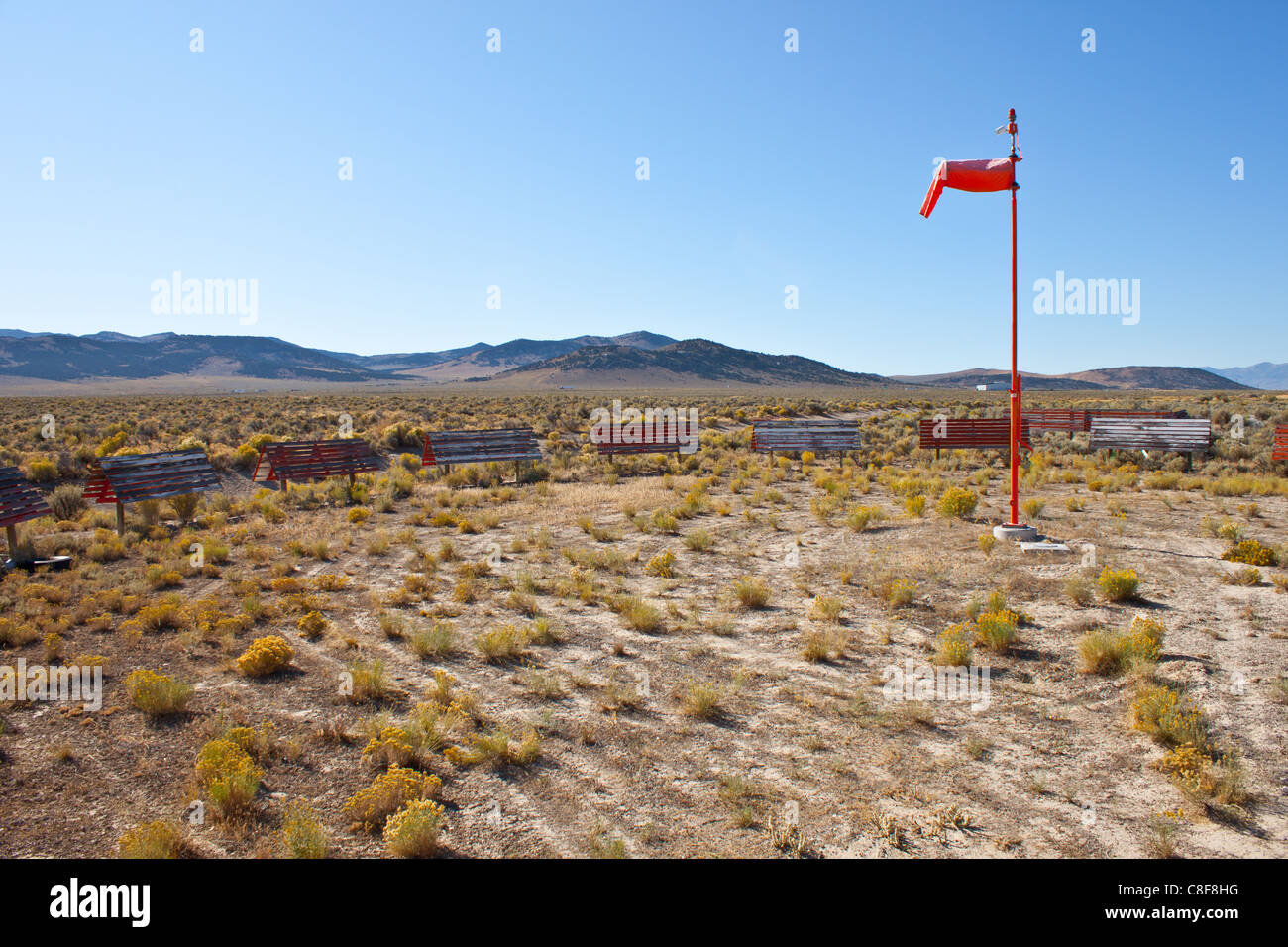 Ein Bild von einer einsamen Windsack auf einem Nevada Wüste Flughafen. Stockfoto