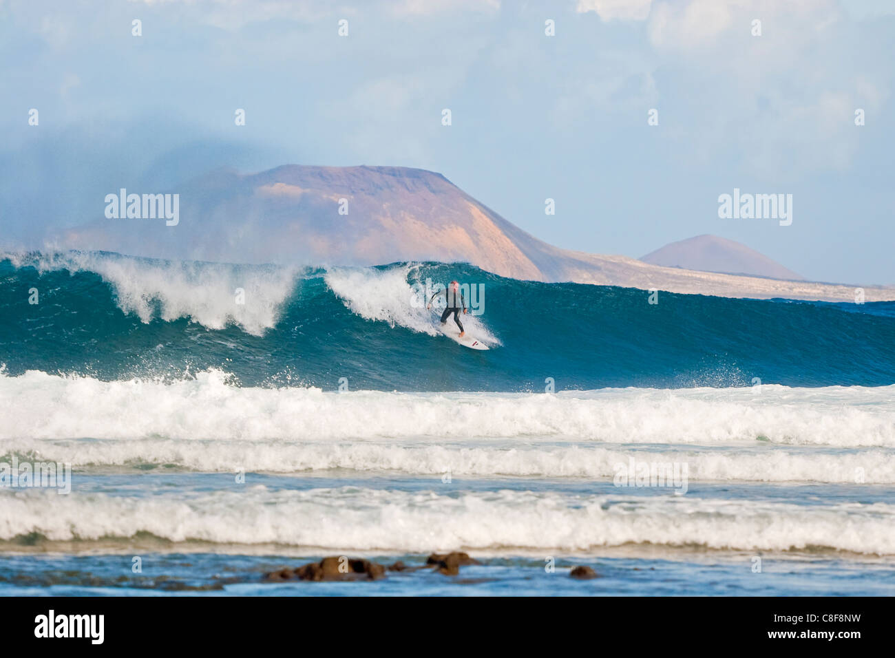 Surfer auf der Welle, Graciosa Insel hinaus Welt Klasse Surf Reefbreaks bekannt als San Juan, Famara, Lanzarote, Kanarische Inseln, Spanien Stockfoto