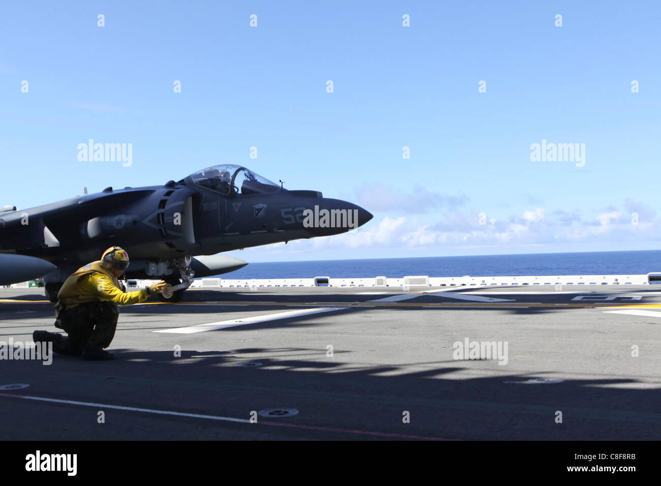 Ein AV-8 b Harrier Marine Angriff Geschwader 214, 31. Marine Expeditionary Unit ist das Signal für den Start an Bord der USS Essex gegeben. Stockfoto