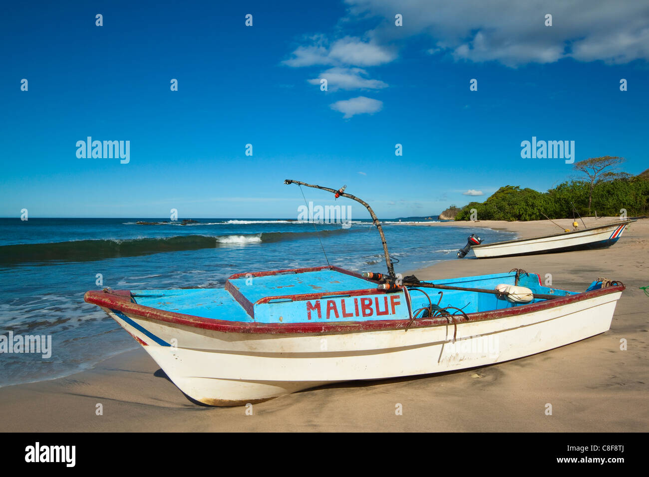 Fischerboote am Playa Pelada, Nosara, Nicoya Halbinsel, Provinz Guanacaste, Costa Rica, Mittelamerika Stockfoto