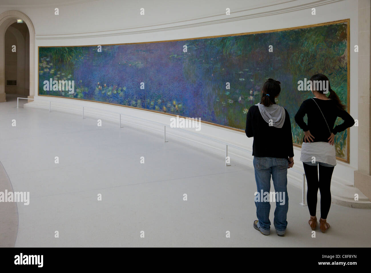 Zwei junge Frauen bewundern die Seerosen von Claude Monet, Musee de l ' Orangerie-Museum, Paris, Frankreich Stockfoto