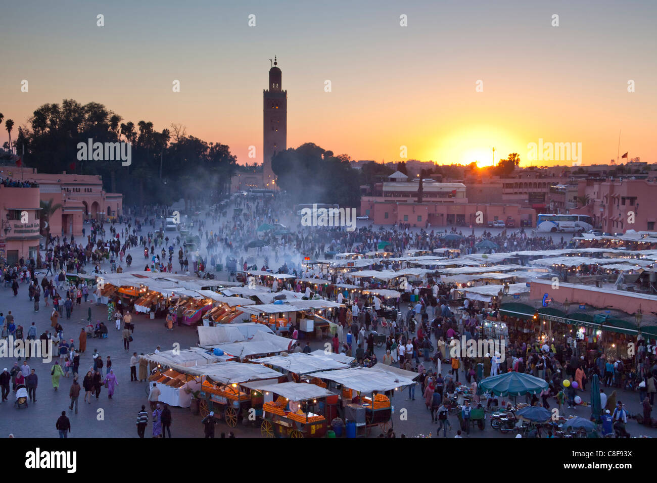 Marokko, Nordafrika, Afrika, Marrakesch, Medina, Geschäft, Handel, Shop, Djemaa el Fna Platz, Koutobia, Turm, Turm, Sonnenuntergang Stockfoto