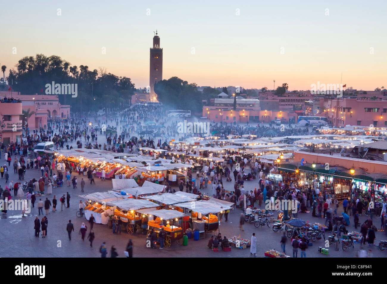 Marokko, Nordafrika, Afrika, Marrakesch, Medina, Geschäft, Handel, Shop, Djemaa el Fna Platz, Koutobia, Turm, Turm, am Vorabend Stockfoto