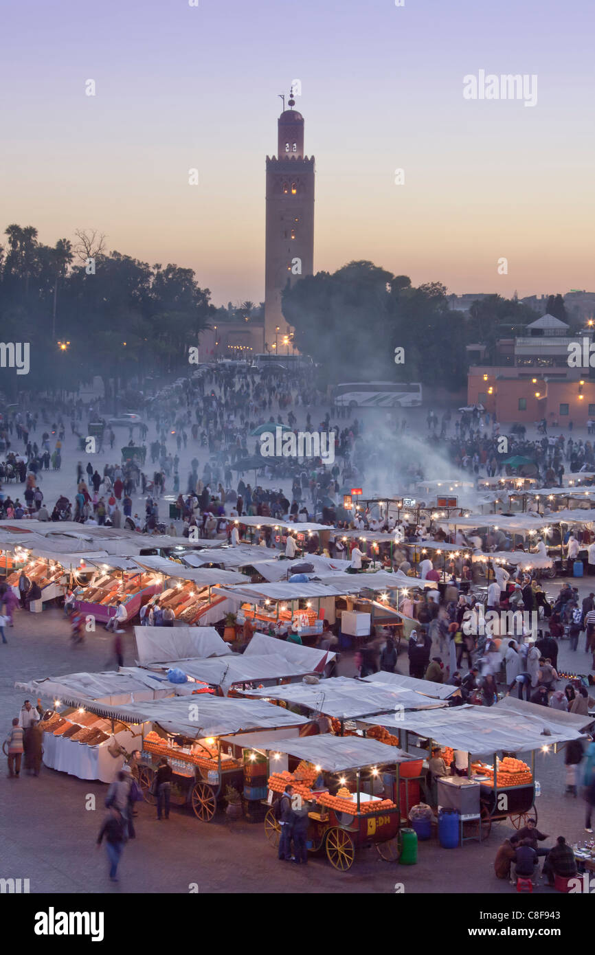 Marokko, Nordafrika, Afrika, Marrakesch, Medina, Geschäft, Handel, Shop, Djemaa el Fna Platz, Koutobia, Turm, Turm, am Vorabend Stockfoto