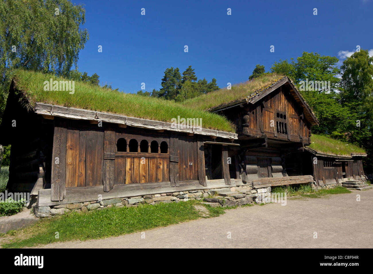 Hölzerne Wirtschaftsgebäude, Norsk Folkemuseum (Folk Museum, im Sommersonnenschein, Bygdoy, Oslo, Norwegen, Skandinavien Stockfoto
