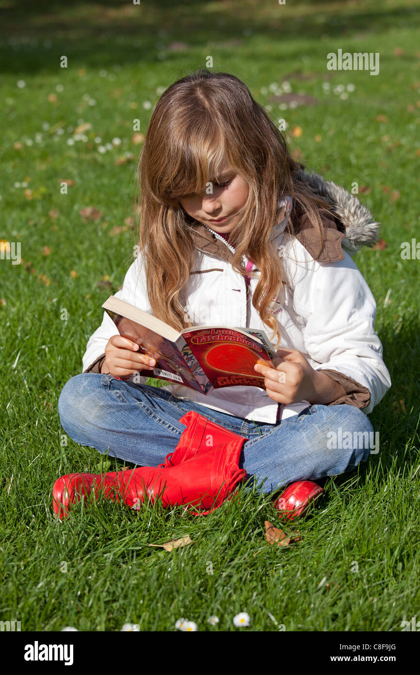 junges Mädchen, ein Buch zu lesen Stockfoto