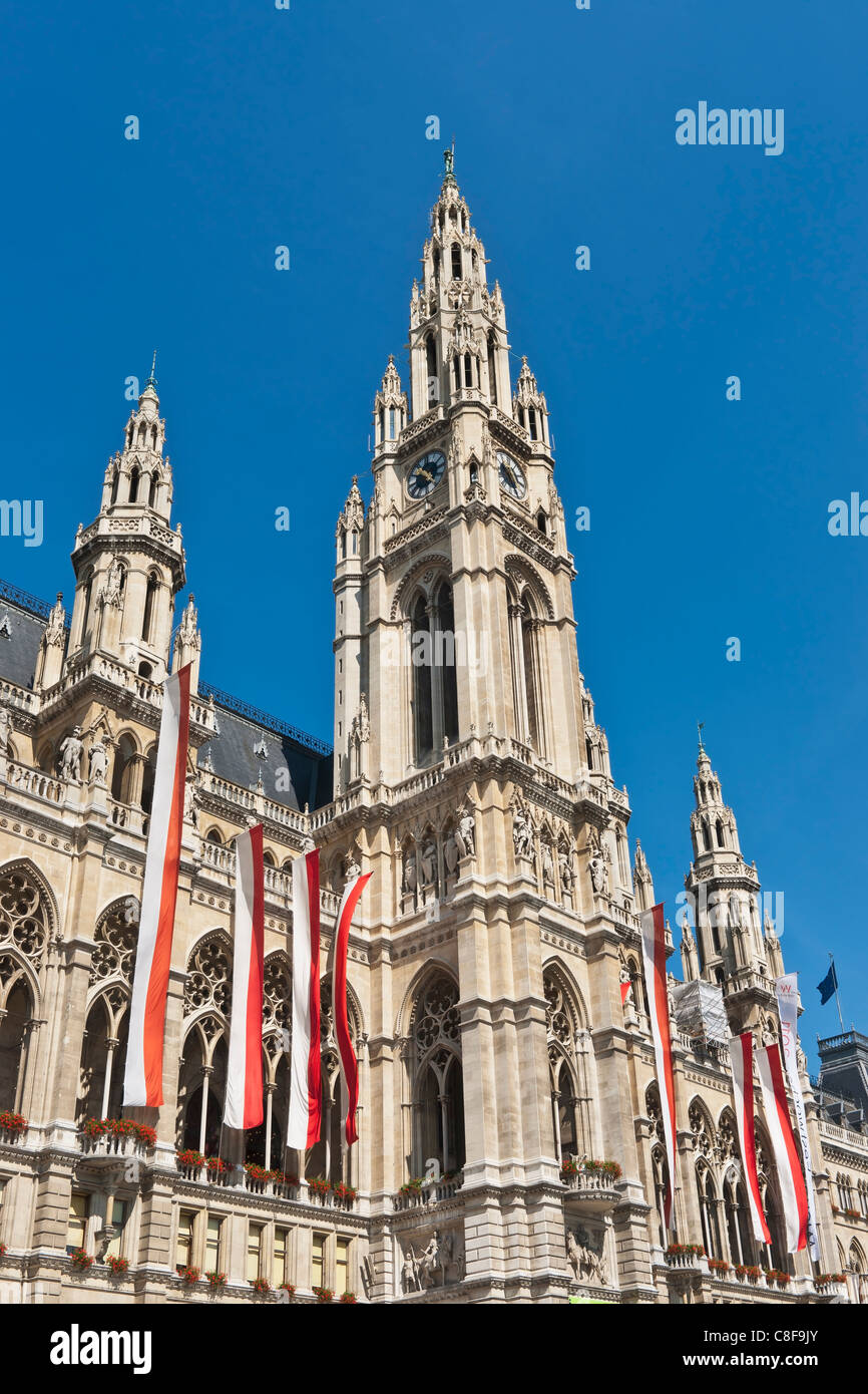 Das Rathaus wurde von 1872 bis 1883, entworfen von dem Architekten Friedrich von Schmidt im neugotischen Stil, Vienna gebaut. Stockfoto