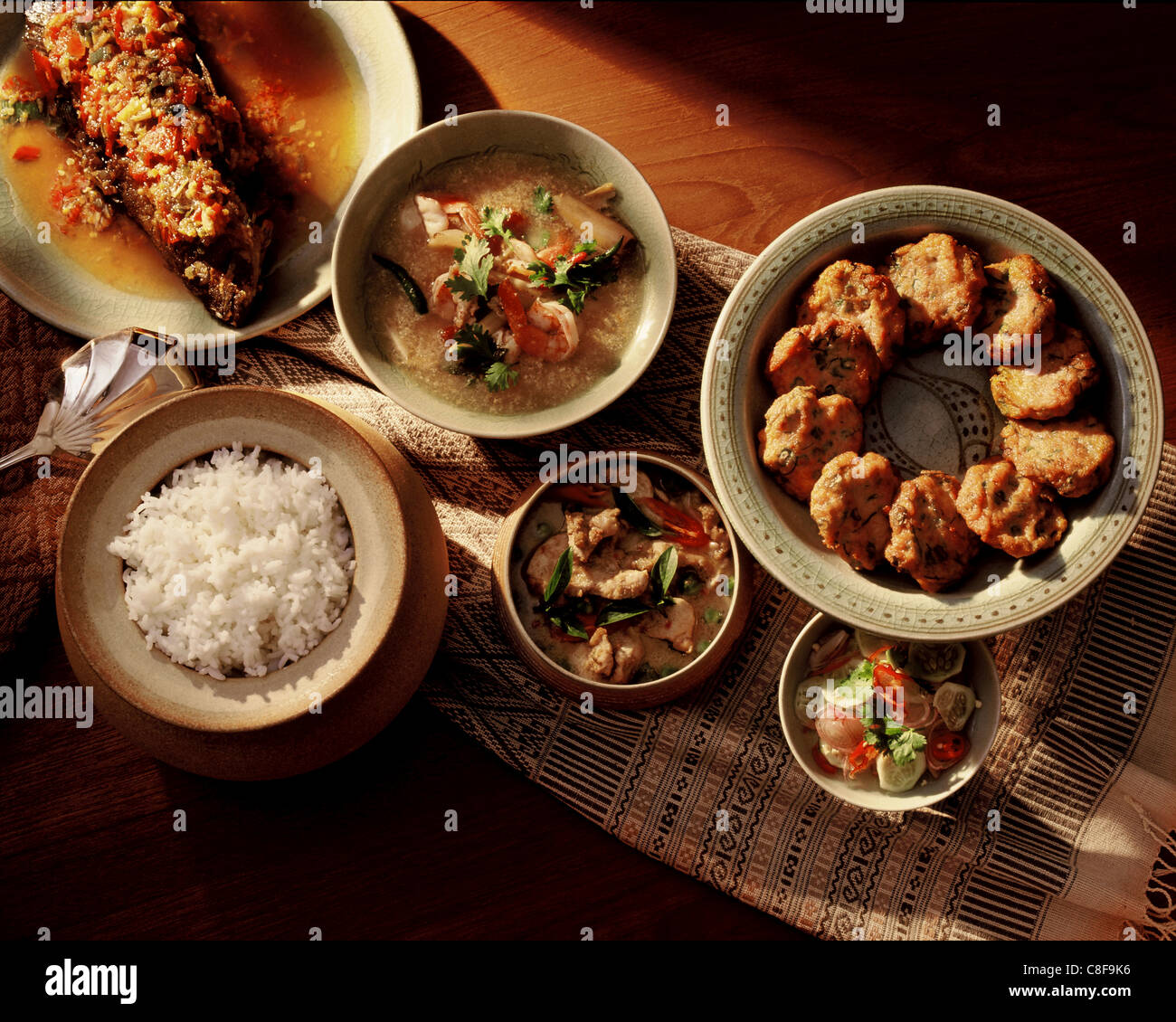Thai Essen, Thom Yam Suppe, Weet und saurer Fisch, Fisch, Bratlinge, ein Curry-Gericht und Reis, Thailand Stockfoto