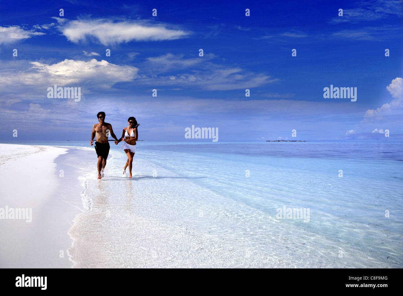 Paar, die auf einen Strand, Malediven, Indischer Ozean Stockfoto