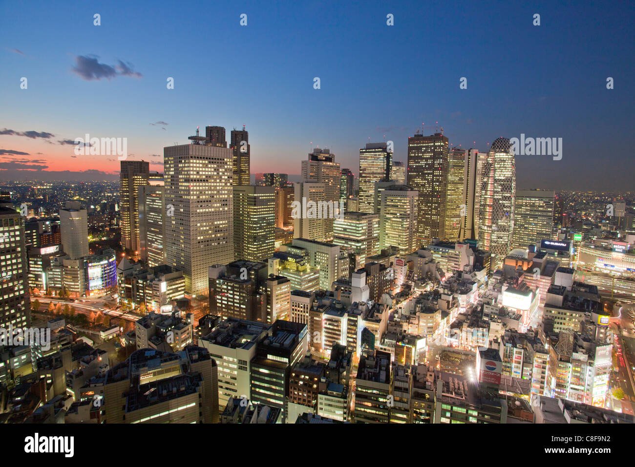 Tokio, City, Japan, November, Asien, Bezirk Shinjuku, am Abend, Blick, Blick von oben, Übersicht, Wohnblöcken, Hochhaus Stockfoto